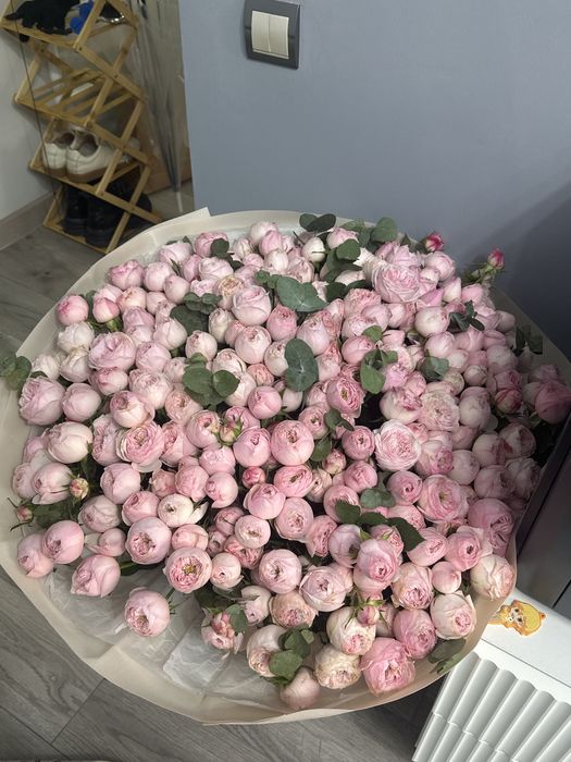 Большой букет пионовидных роз