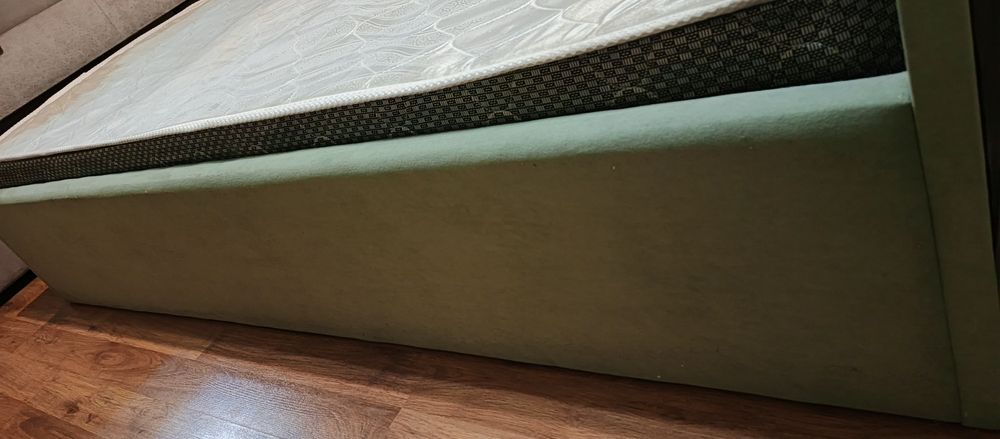 Кровать односпальная.