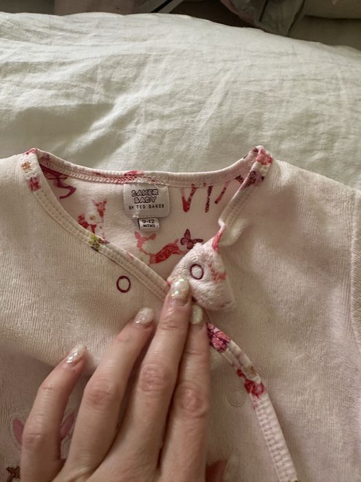 Ted Baker Salopeta Bebe catifea cu model rose