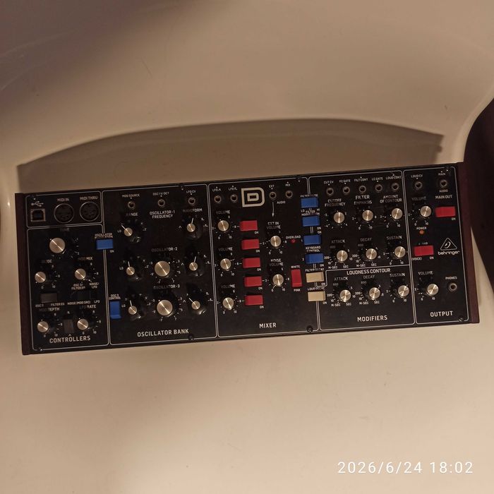 Behringer model D