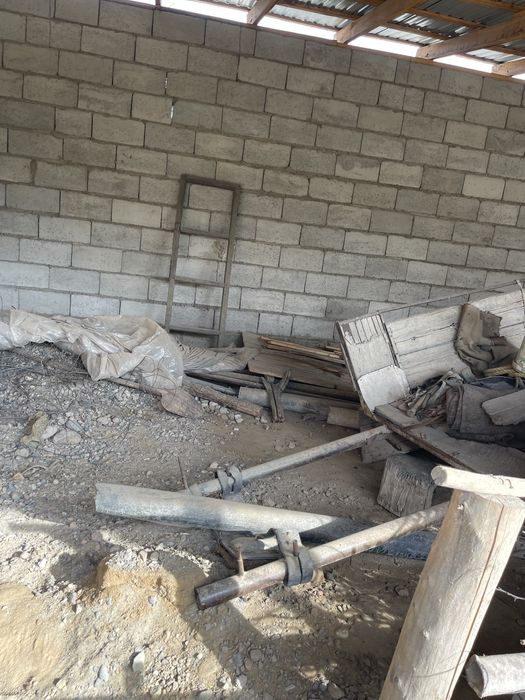 Арба для ишака и дверь