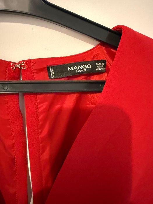 Червена рокля на марката MNG