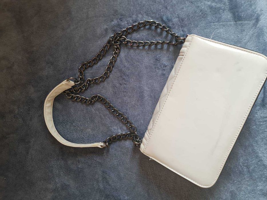 Бяла дамска чанта с презрамки за рамене