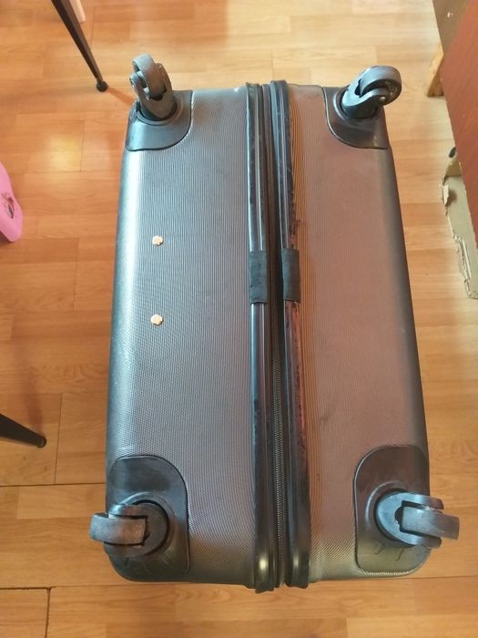 Продам чемодан большой