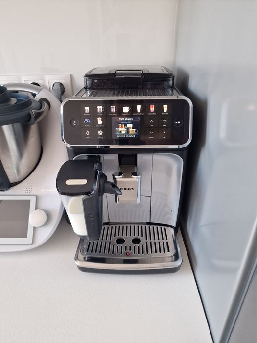 Espressor automat Philips EP5546/70 seria 5500, presiune 15 bari, solutie de lapte LatteGO, 20 tipuri de bauturi