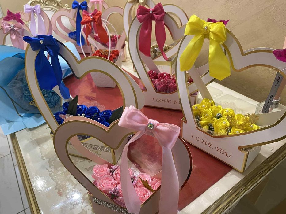 Ръчно изработени сатенени рози в кутия във формата на сърце