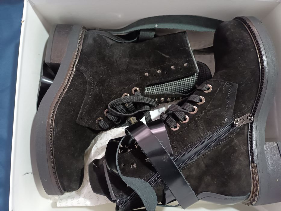 Vand bocanci eleganti URGENT si NEGOCIABIL