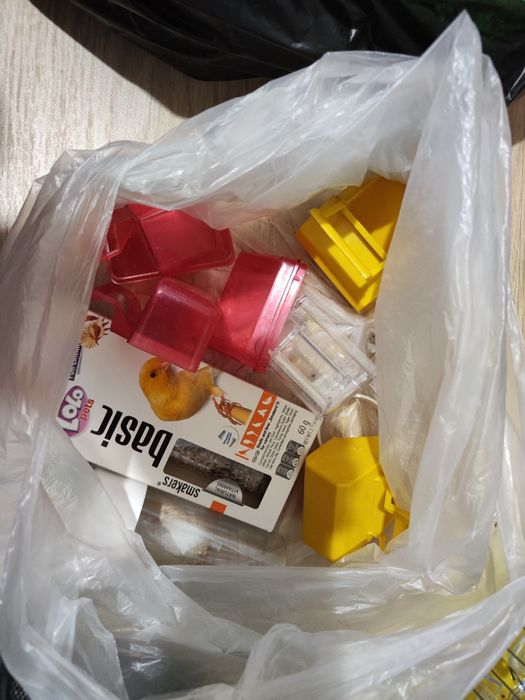 Клетка с инвентар поилки клечки хранилки