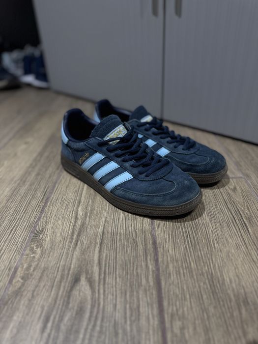 продаются оригинальные спешелы адидас