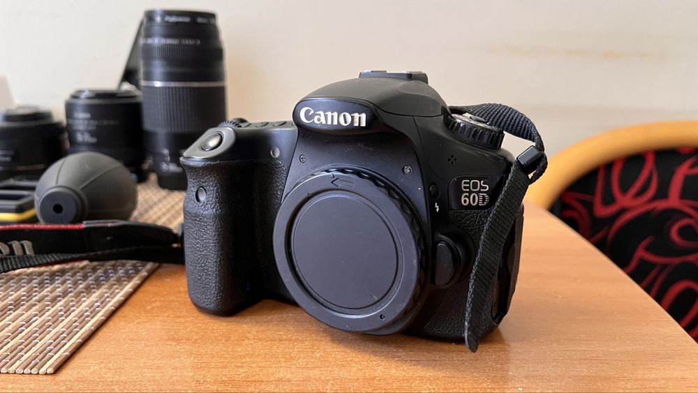 Canon 60D + 4 obiective + flash Godox + grip