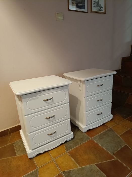 Noptiere model vintage din lemn masiv