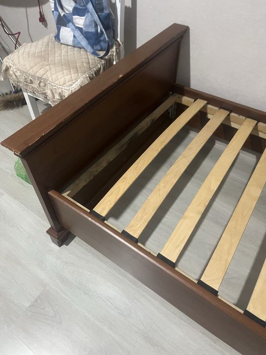 Кровать деревянная
