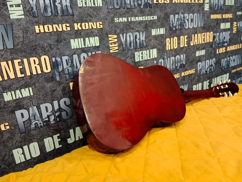 Продаю гитару 6-струнную б/у