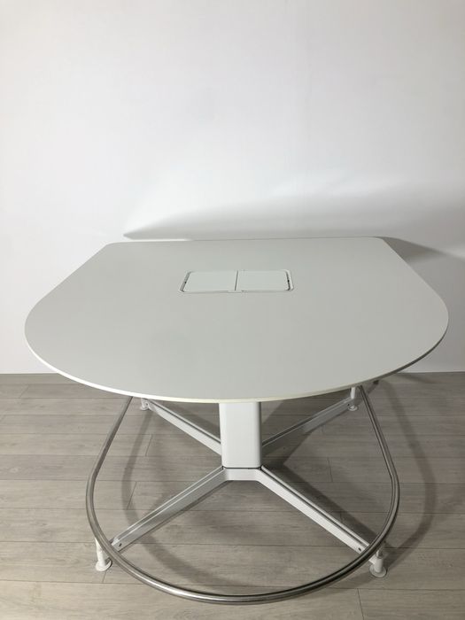 Masă Ședințe 150X170 cm Steelcase cu Organizatoare Cabluri Audio Video