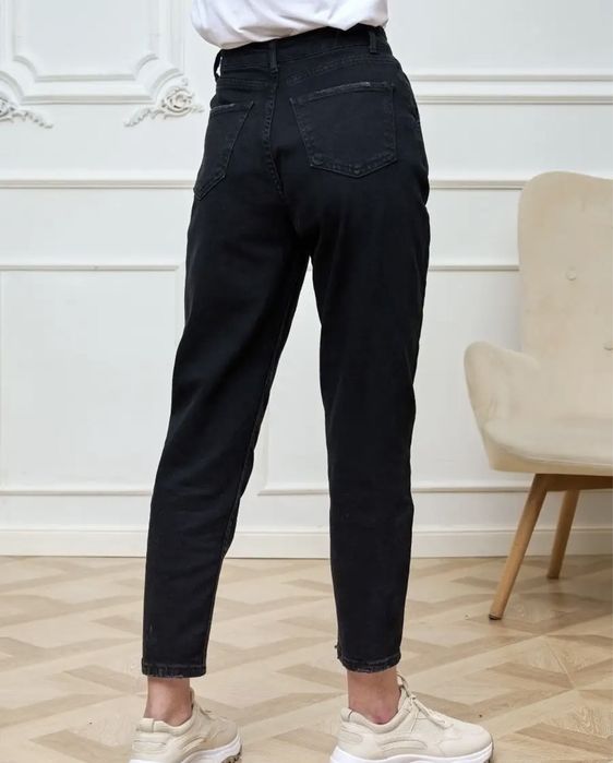 черные mom джинсы