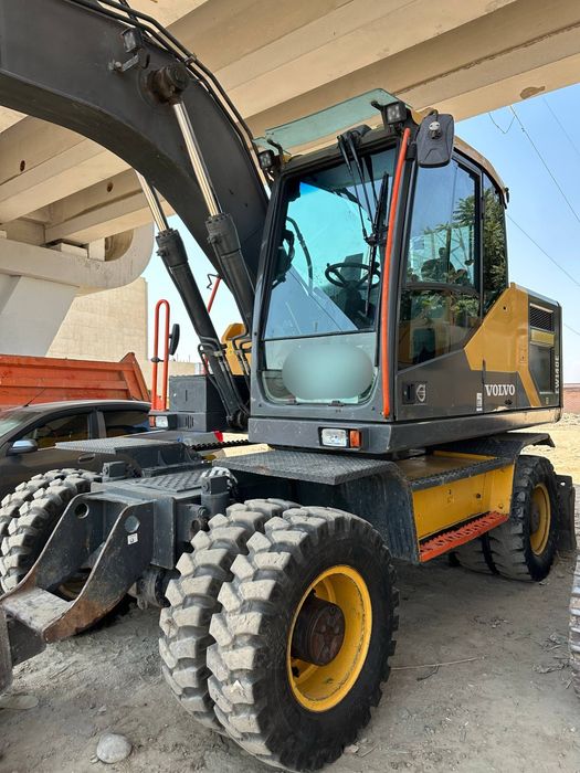 Excavator Volvo 140 sotiladi 2018 yil, 13000 m/ch sotiladi