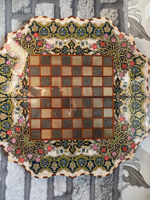 Продается шахматная доска и шахматные фигурки