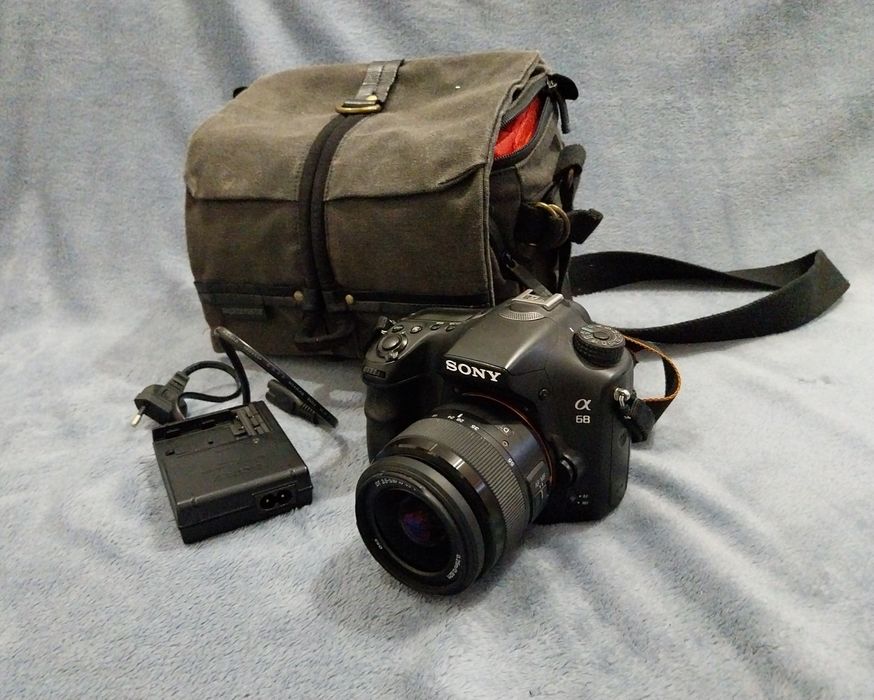 Sony A68 + obiectiv Sony 18–55 mm (obiectiv cu problemă la focalizare)