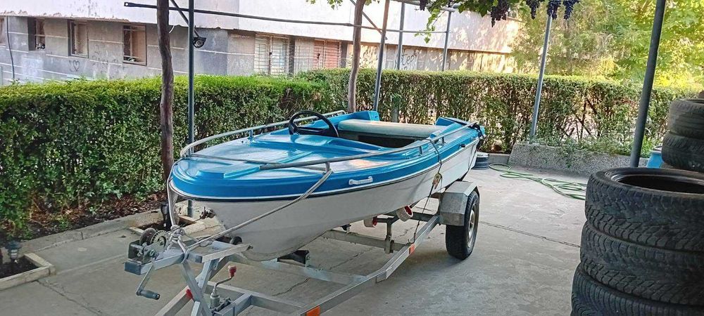 Лодка с двигател