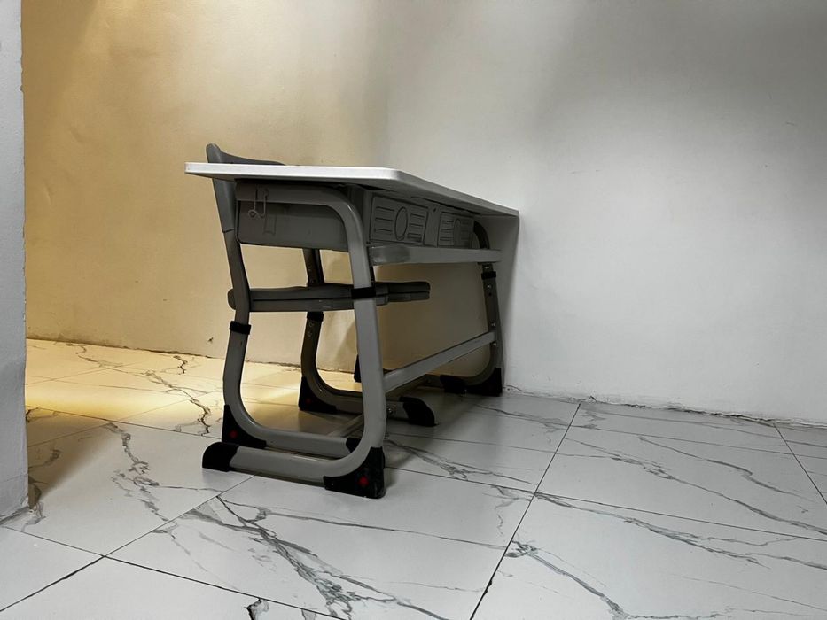 Парты со стульями