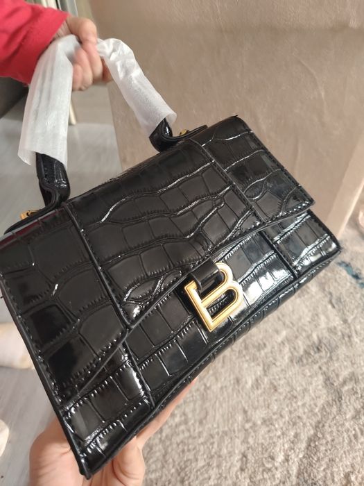 Yangi sumka sotiladi