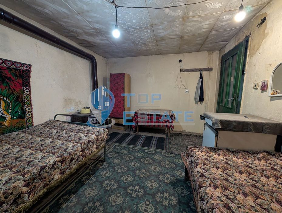 Едноетажна къща с вътрешна баня и кладенец в село Джулюница