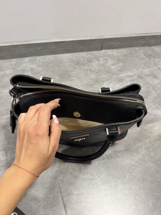 Черна чанта на Guess