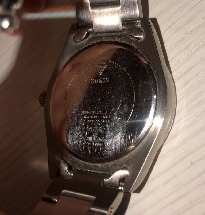 Часовник GUESS.