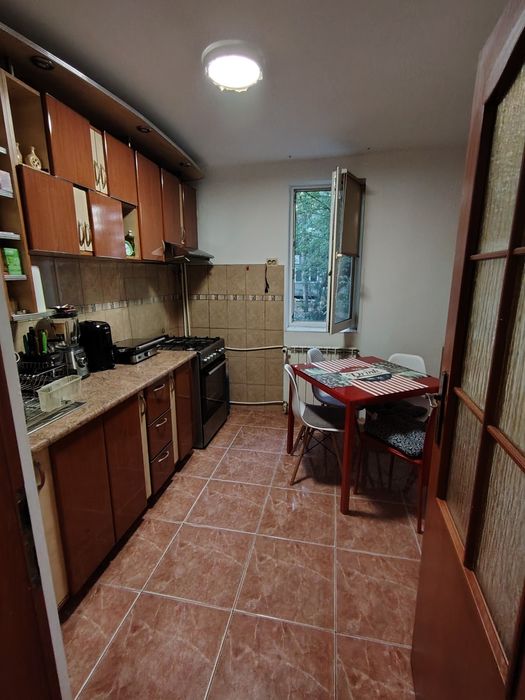 Vând apartament 4 camere parter