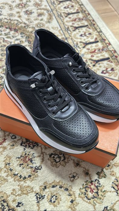 Кроссовка жаңа,жеңіл.