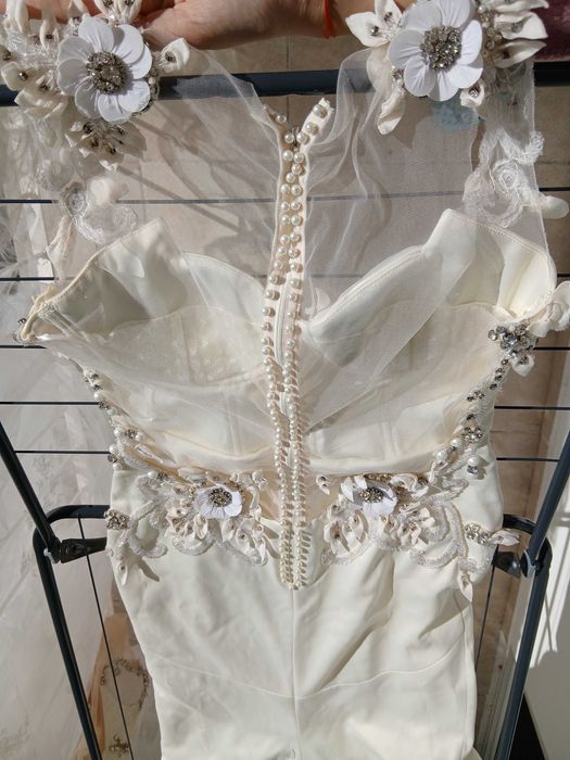 Рокля с камъни и сатен и шлейф