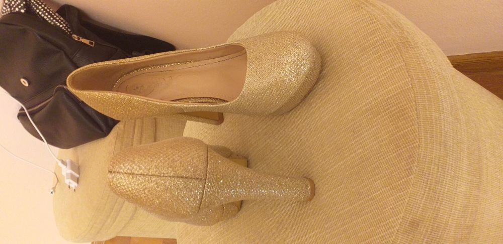 Обувки на висок ток