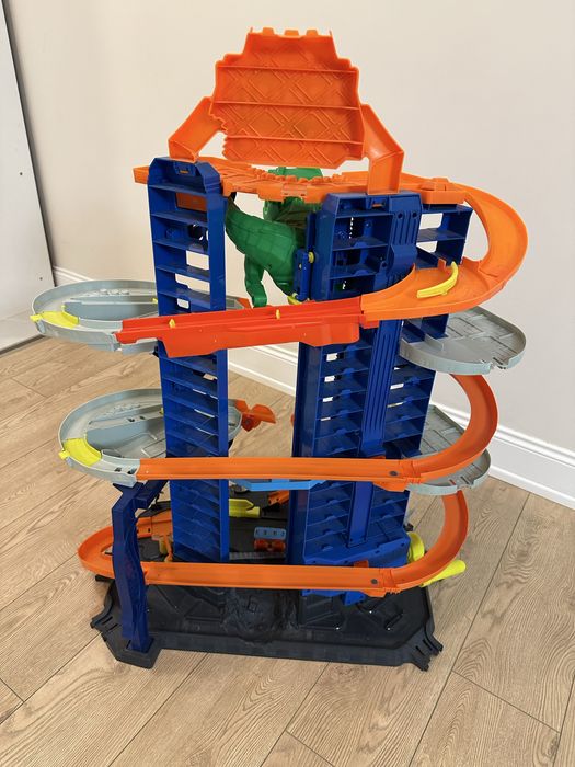 Hot Wheels Ultimate Garage с динозавром — оригинал, отличное состояние