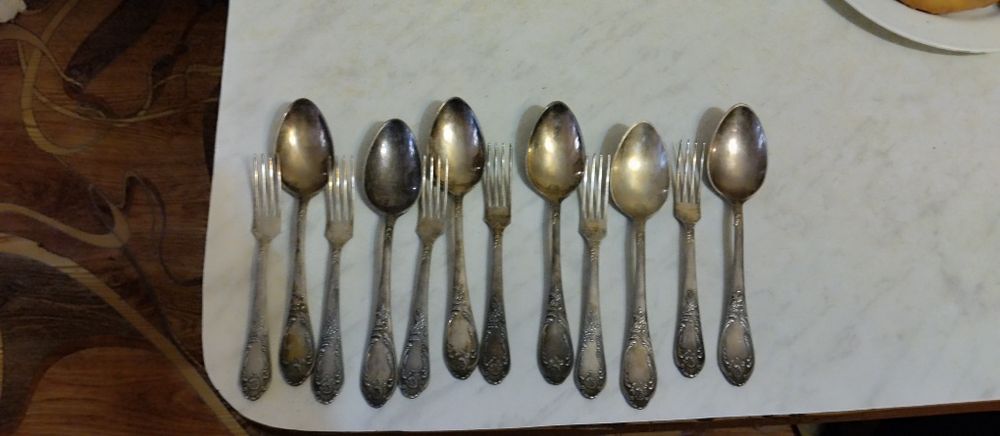 Ложки, вилки, чемодан, тарелка, кружка.