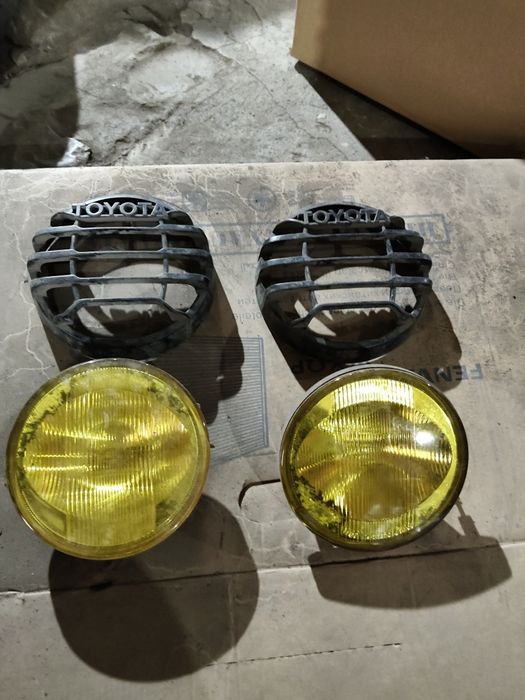 Противотуманки Тойота с решёткой оригинал.