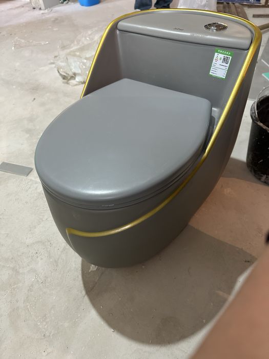 Новый унитаз не исползовылся.