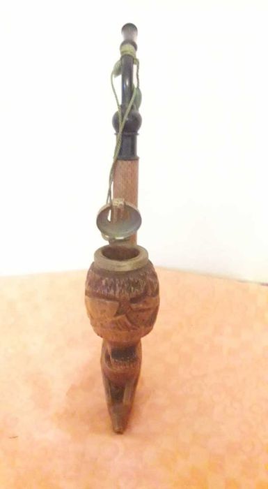 Pipa din lemn sculptata