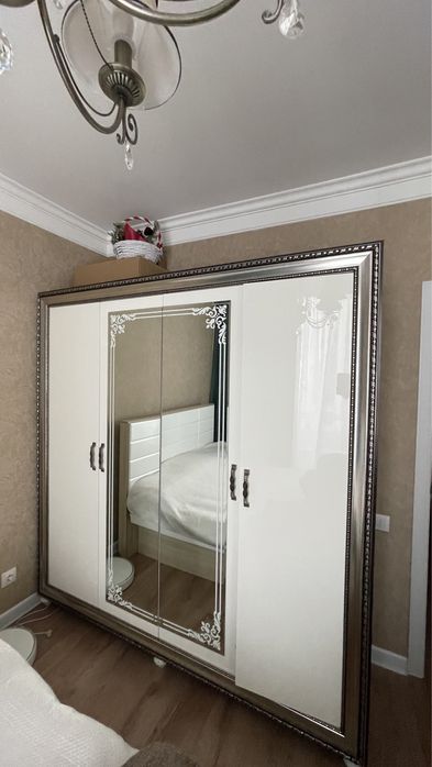 Шкаф зеркальный , комод с зеркалом