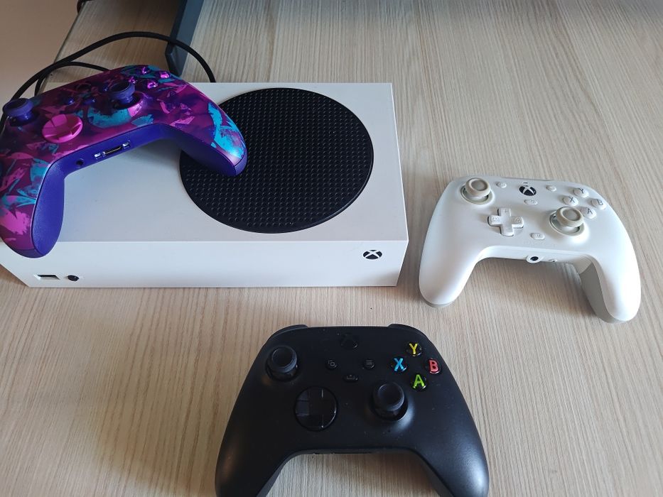 Xbox Series S cu 3 manete