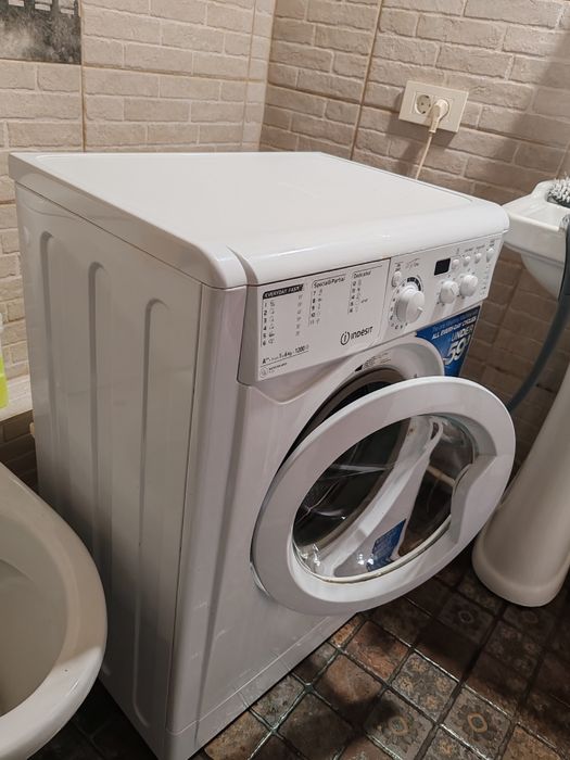 Vând mașina spălat rufe slim INDESIT