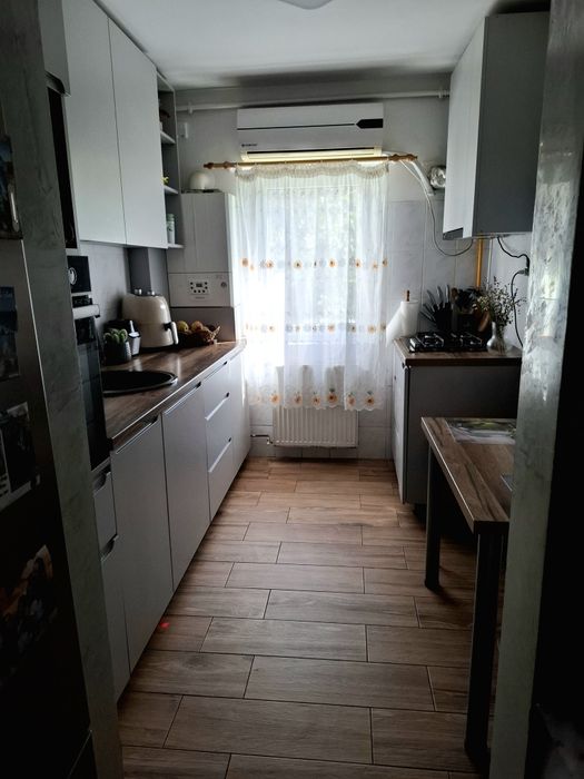 Proprietar ofer spre  vânzare apartament cu 3 camere decomandate,zona Lipovei