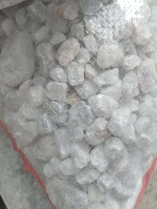 Камень галка крошка белый черный красный