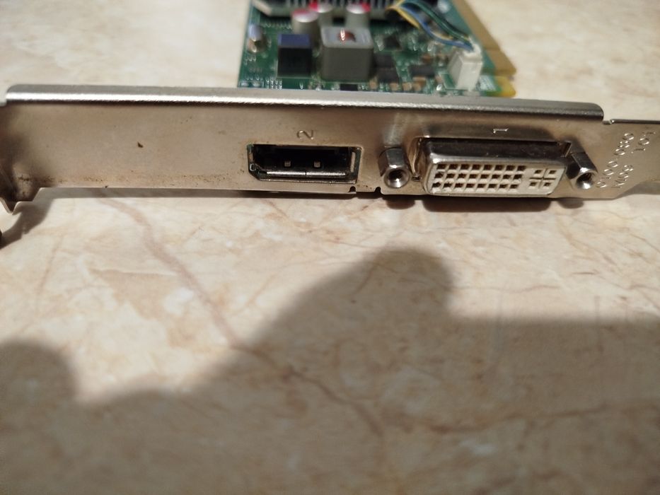 продавам видео карта NVIDIA QUADRO K620 2Gb