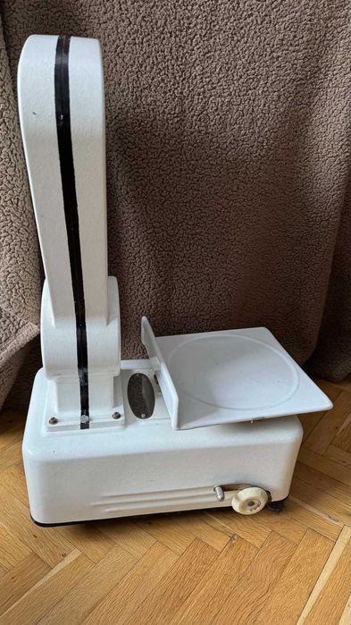 Търговска везна от времето на соца. Запазена и работеща.