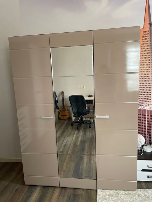 Шкаф с зеркалом б/у.