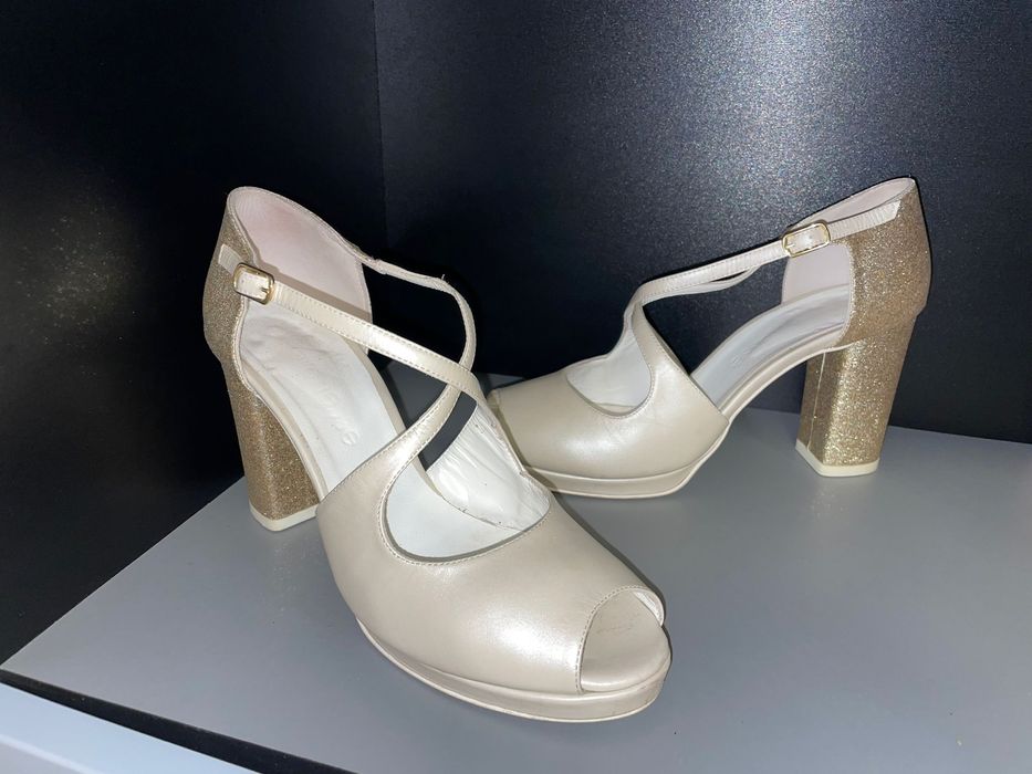 Sandale elegante si comode . 39