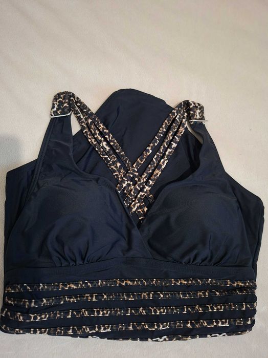 Бански костюми. Черен и бял.