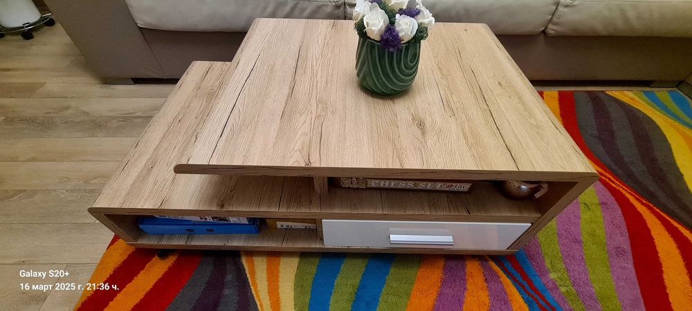 Холна масичка с колелца и чекмеджета