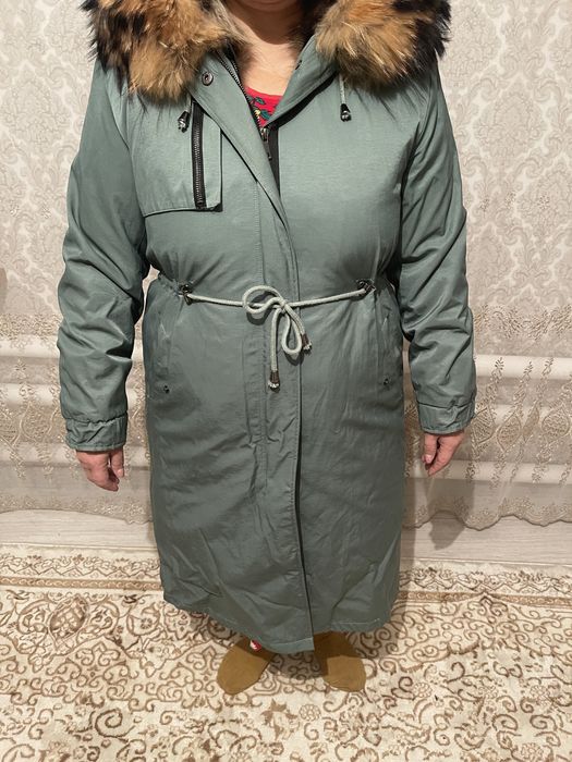 Парка зеленого цвета .