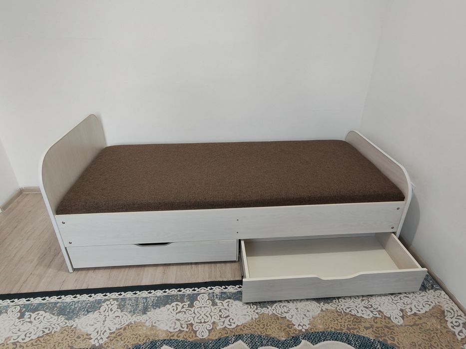 Кровать односпальная с выдвижными ящиками